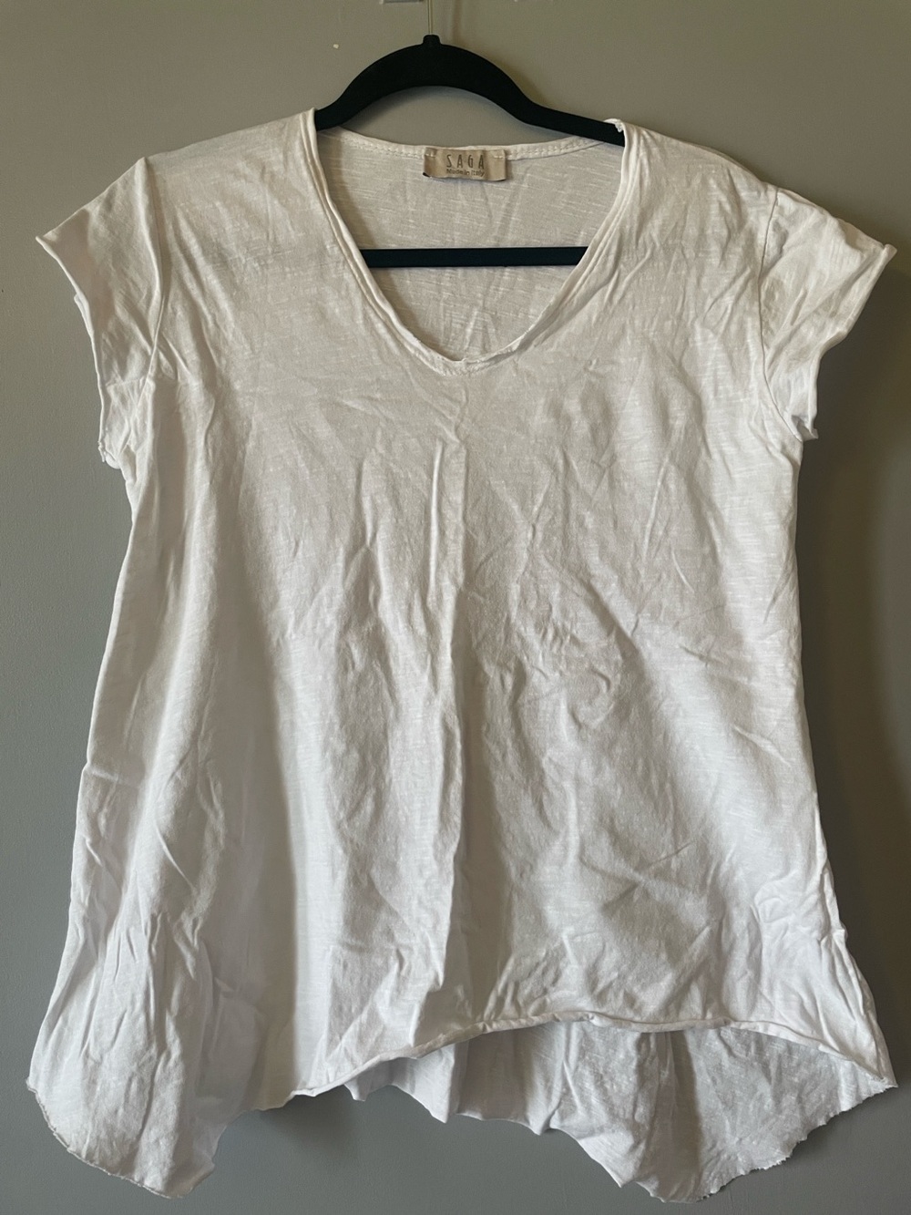 Saga Made In Italy White Cotton V-Neck Women’s Short Sleeve Asymmetrical Top